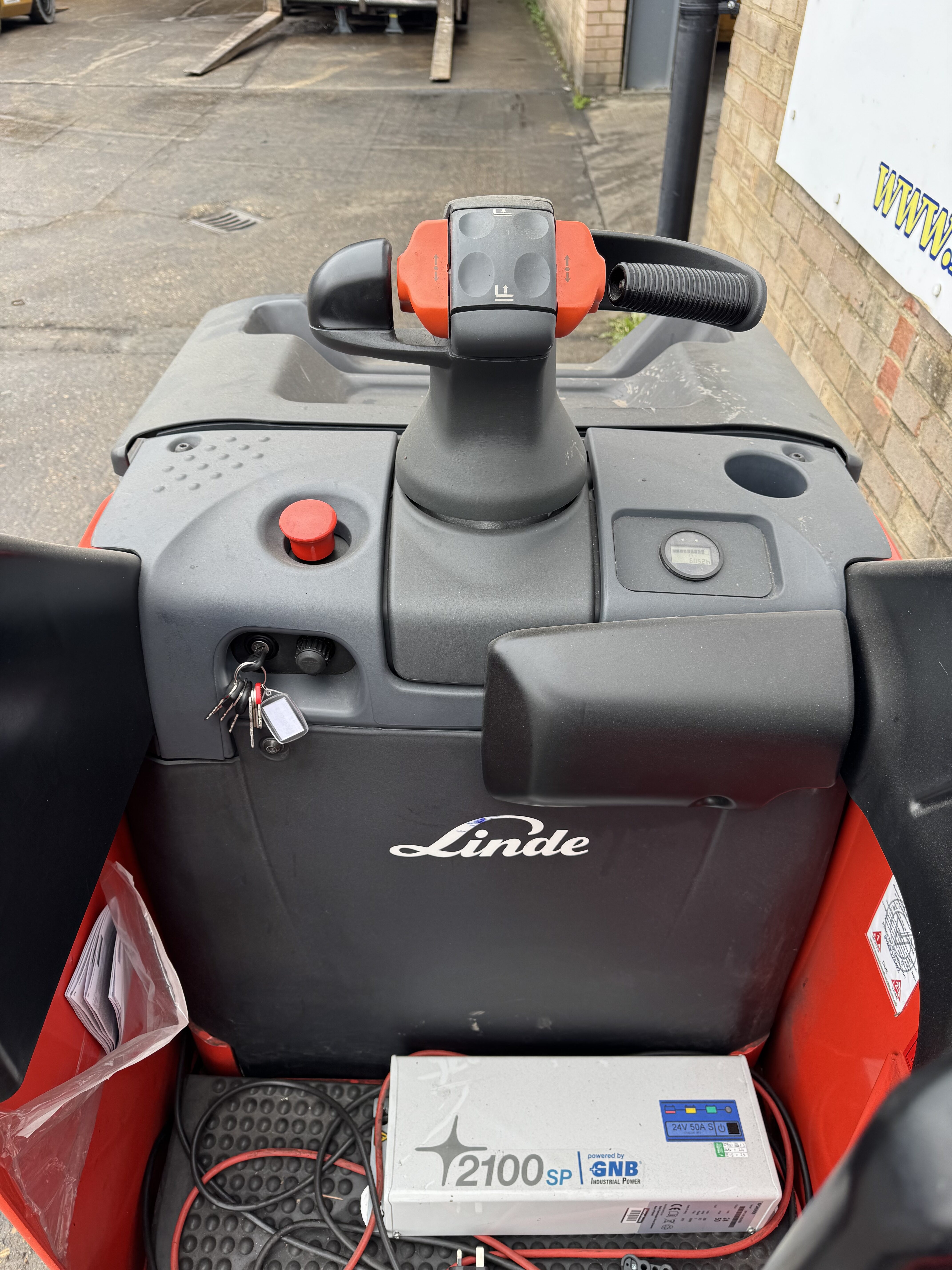 Linde Ride Linde 2 Tonne | Meadows Forklifts